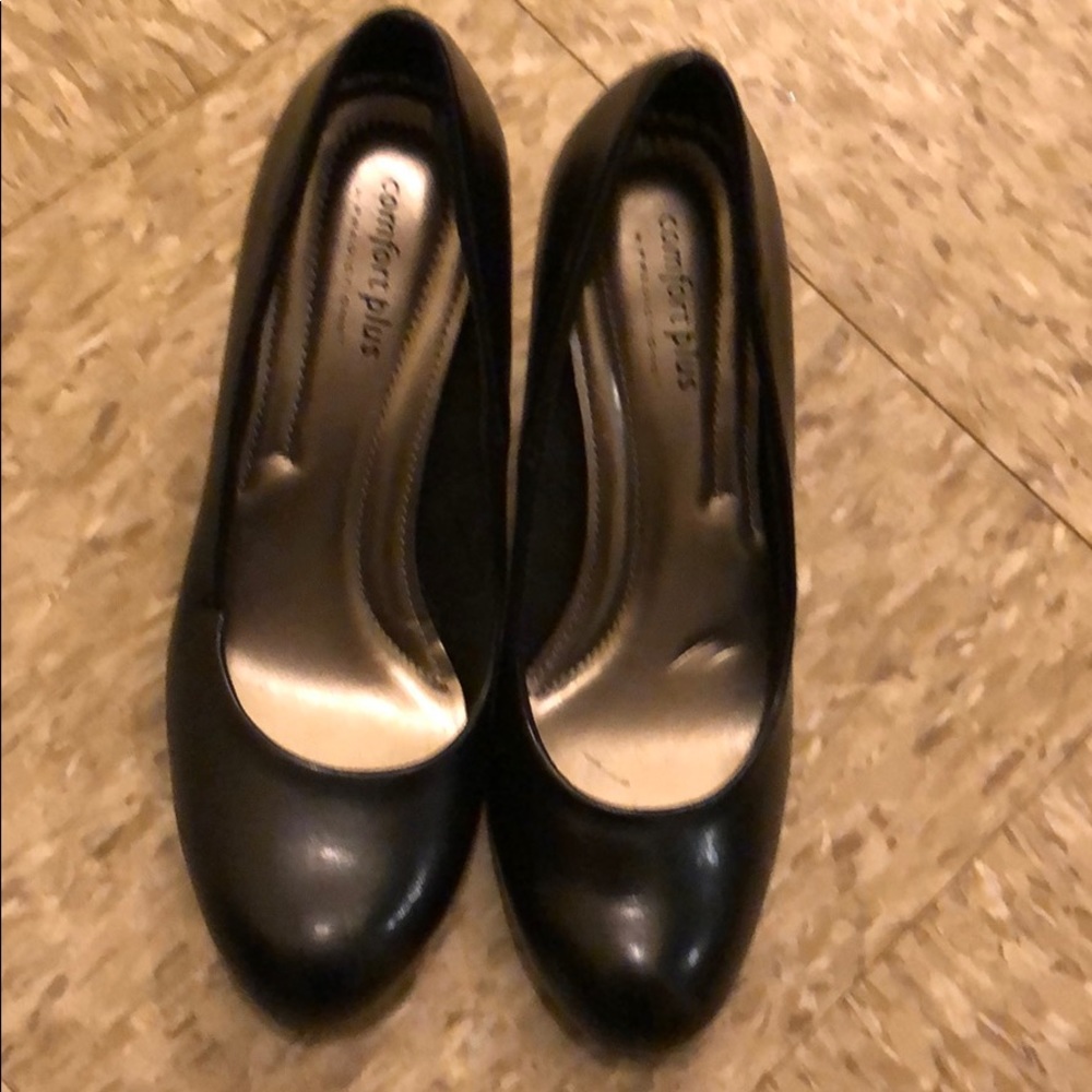 Black heeled pumps